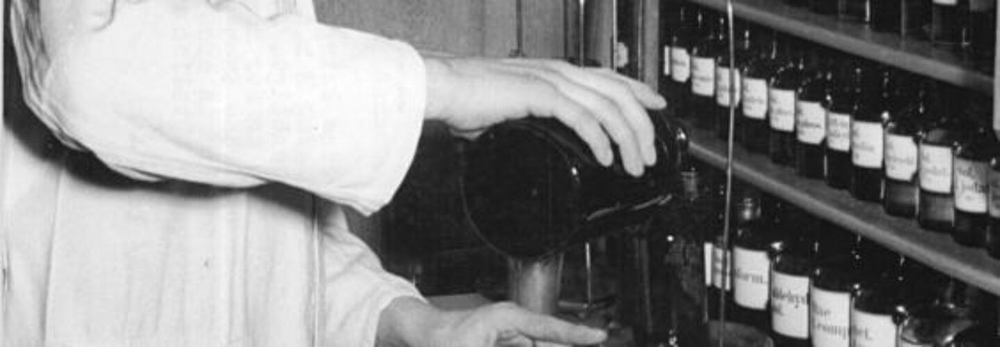 Apotheker bei der Arbeit