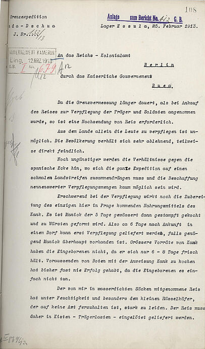 erste Seite eines zweiseitigen maschinengeschriebenes Dokuments mit Stempeln und handschriftlichen behördlichen Angaben