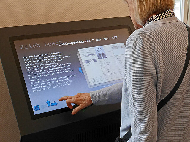 Media station with additional content related to the exhibition