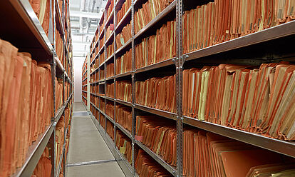 Regale im Stasi-Unterlagen-Archiv in Berlin