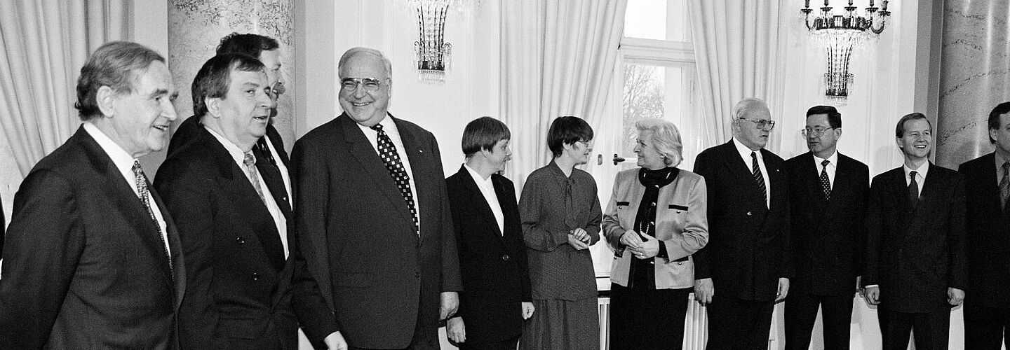 Mehrere Männer und Frauen stehen nebeneinander.