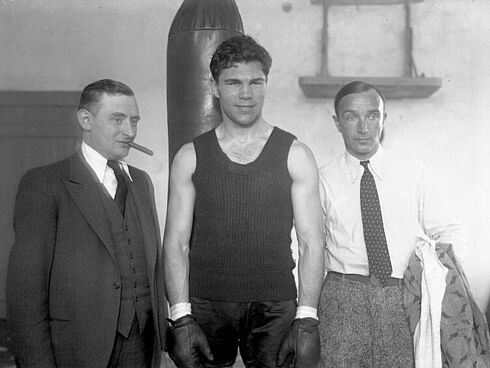 Max Schmeling mit seinem Trainer Max Machon und seinem Manager Joe Jacobs, Juni 1930