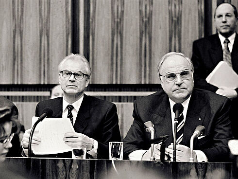 Fotografie von Bundeskanzler Helmut Kohl und Ministerpräsident der DDR Hans Modrow
