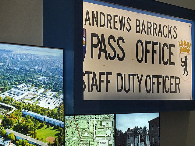 Beleuchtete Vitrine mit einem Schild der ehemaligen Andrews Barracks