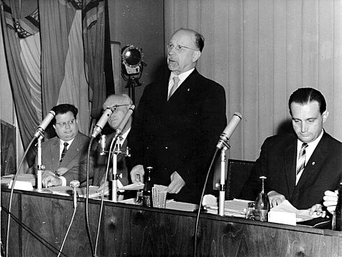 Walter Ulbricht, am 15.6.1961 auf einer Internationalen Pressekonferenz in Berlin Ulbricht am Podium stehend mit weiteren SED-Funktionären während einer Pressekonferenz der DDR.