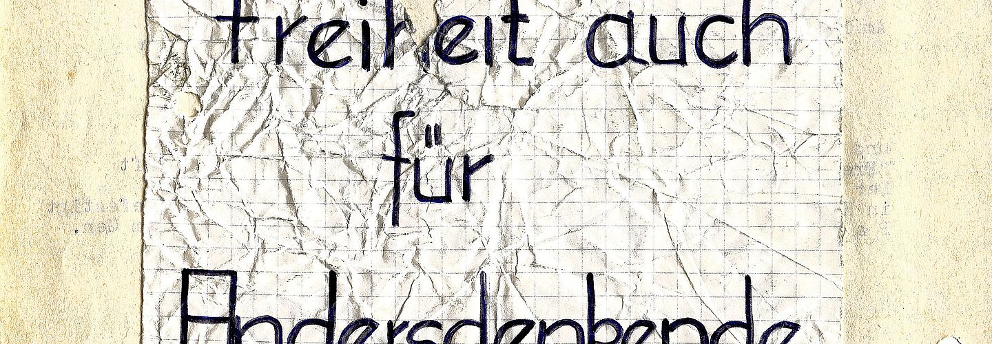Flugblatt mit der Aufschrift 'Freiheit auch für Andersdenkende'