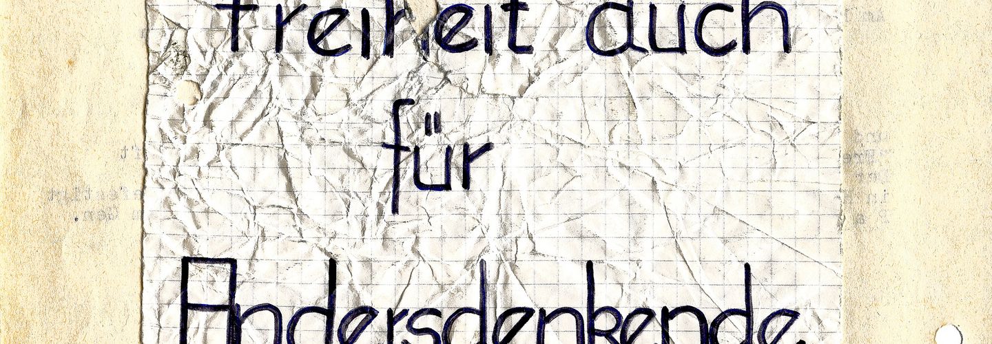 Flugblatt mit der Aufschrift 'Freiheit auch für Andersdenkende'