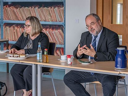 Alexandra Titze und Michael Hollmann beim Besuch des Botschafters der Republik Korea in der ehem. Stasi-Zentrale Alexandra Titze und Michael Hollmann beim Besuch des Botschafters der Republik Korea in der ehem. Stasi-Zentrale