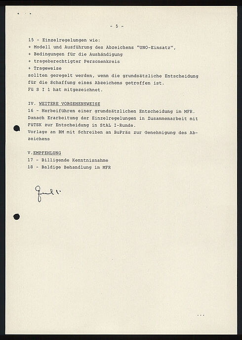 Vorlage für den Generalinspekteur der Bundeswehr zur Schaffung eines besonderen Abzeichens oder Ordens für die Teilnahme an einem Einsatz der Vereinten Nationen, 6. August 1991 (Seite 5) Maschinentextliches Dokument mit nummerierten Absätzen und einer Unterschrift