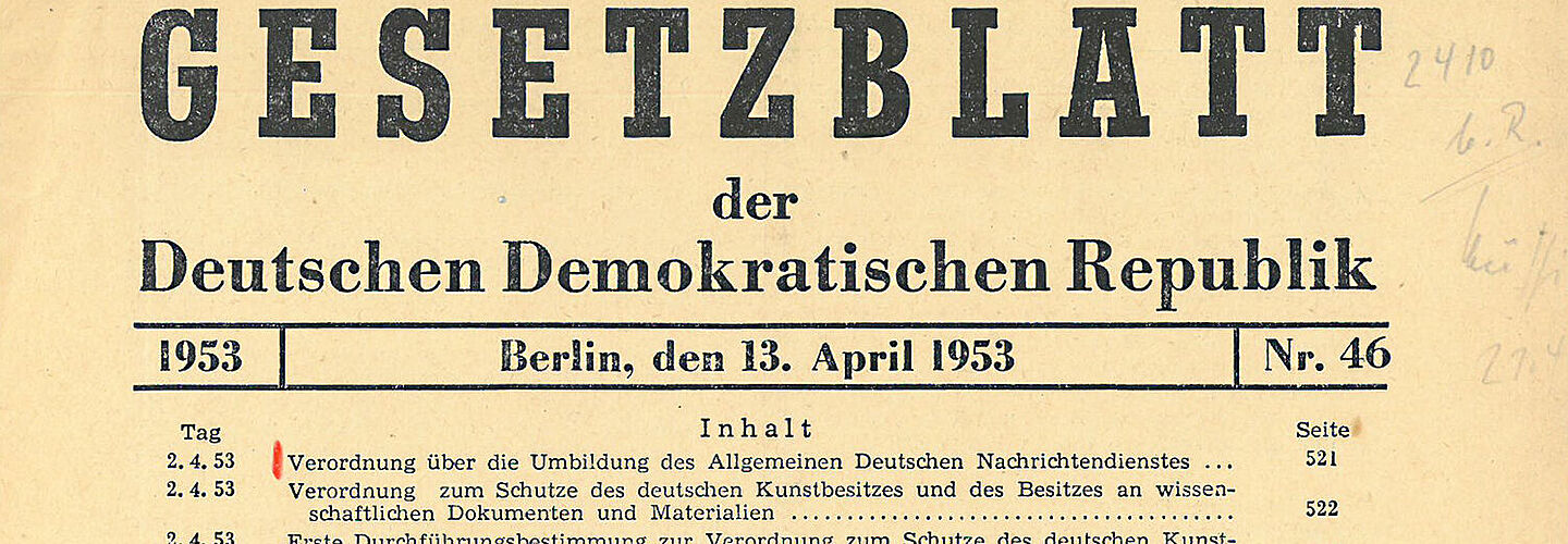 Verordnung über die Umbildung des Allgemeinen Deutschen Nachrichtendienstes, 02.04.1953 In dem Gesetzblatt ist die Verordnung veröffentlicht, dass der ADN als GmbH aufgelöst und als staatliche Institution neugegründet wird.