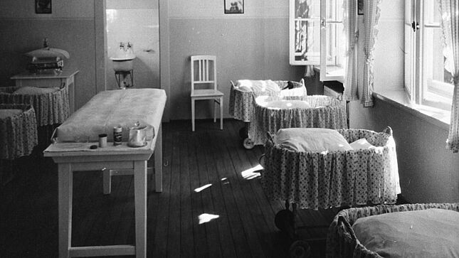 Säuglingszimmer in einem Lebensbornheim