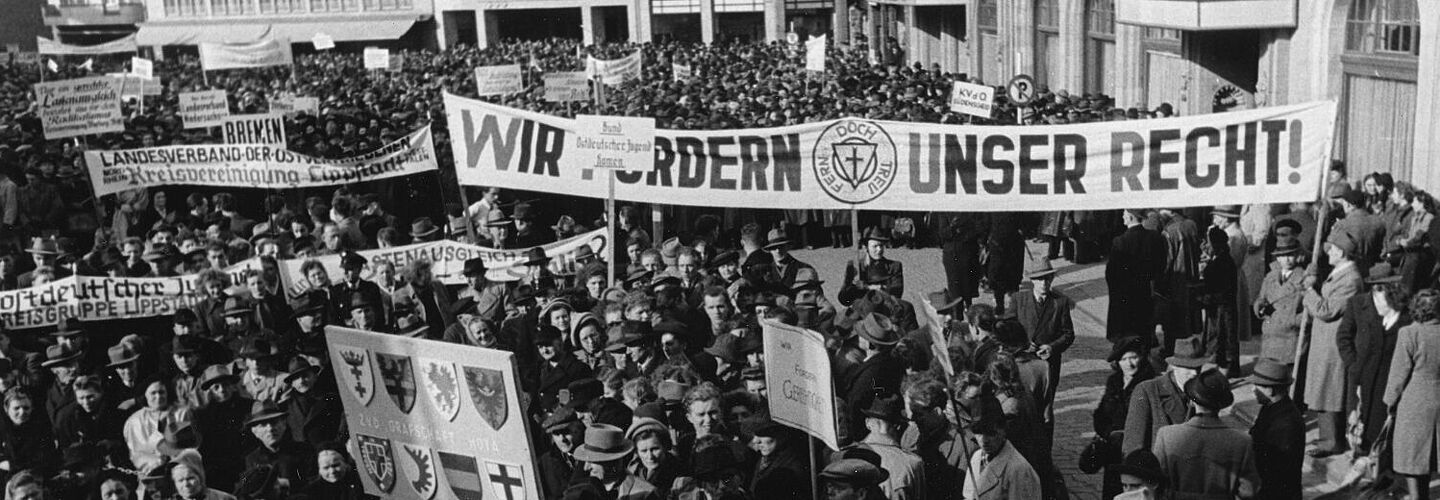 Das Bild zeigt eine Flüchtlingsdemonstration auf dem Marktplatz in Bonn im Jahr 1951.
