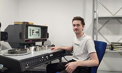 Archivar Florian Höhensteiger an seinem Arbeitsplatz