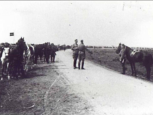 Marsch des Terekkosaken-Reiter-Regiments 6 während einer Pause auf einem Feldweg.