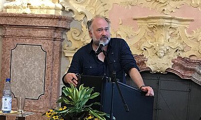 Bild von Jörg Bong bei seinem Vortrag im Ahnensaal des Rastatter Schlosses