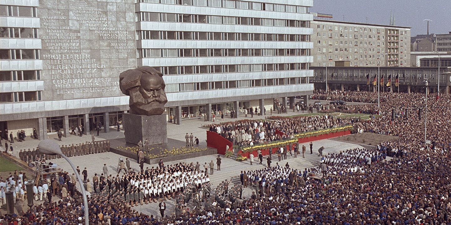 Enthüllung des Karl-Marx-Monuments in Karl-Marx-Stadt am 9. Oktober 1971, Quelle:
            Bundesarchiv, Bild 183-K1015-413 / Thieme, Wolfgang