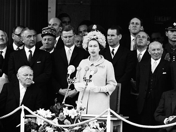 Besuch von Queen Elizabeth II. In Berlin 1965 Königin Elizabeth II. von Großbritannien hält eine Rede vor dem Schöneberger Rathaus