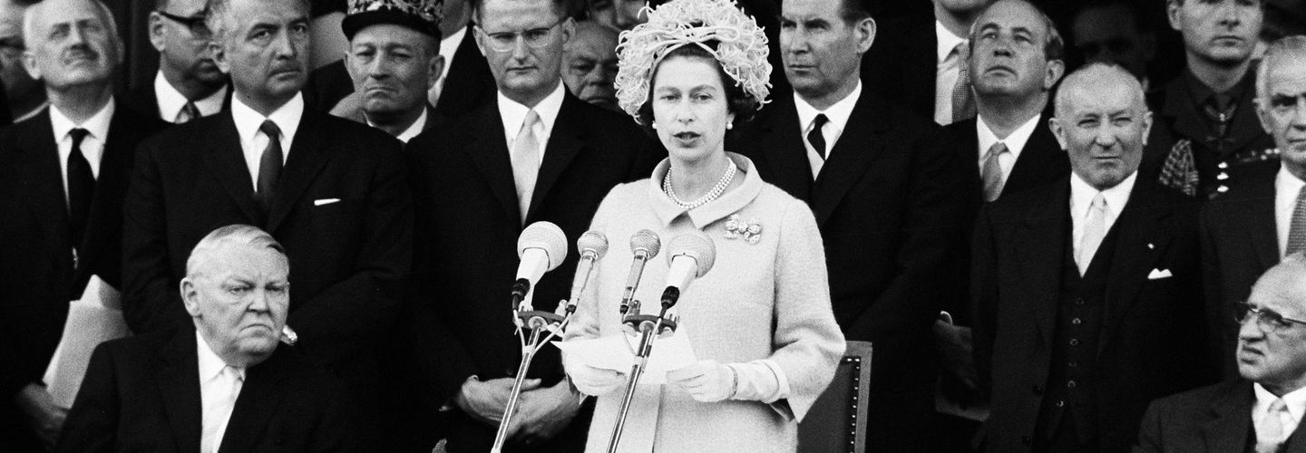 Königin Elizabeth II. von Großbritannien hält eine Rede vor dem Schöneberger Rathaus