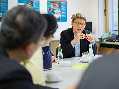 Das Bild zeigt Roland Jahn, der Bundesbeauftragter für die Stasi-Unterlagen zusammen mit Frau Prof. Dr. Menne-Haritz, ehemalige Vize-Präsidentin vom Bundesarchiv, im Gespräch mit einer Delgeation der KMT-Partei aus Taiwan.