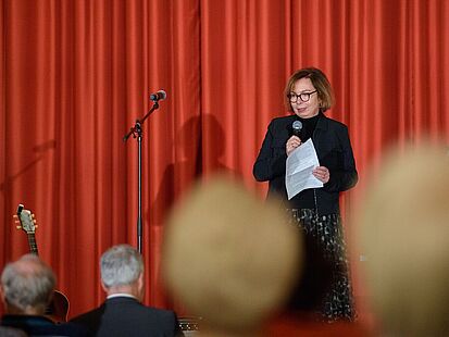 Dr. Andrea Hänger (Bundesarchiv) während der Moderation der Lesung von Reinhold Beckmann