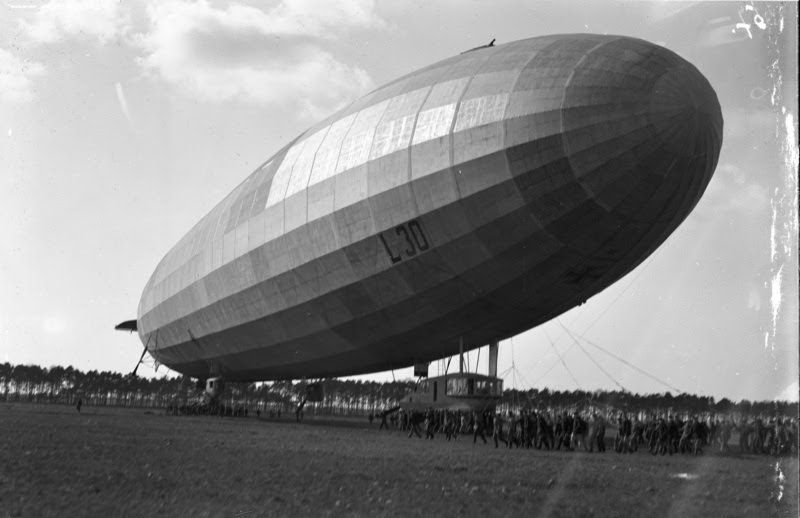Zeppelin L. 30 auf einem Flugfeld mit Bodenpersonal, 1916/1917
