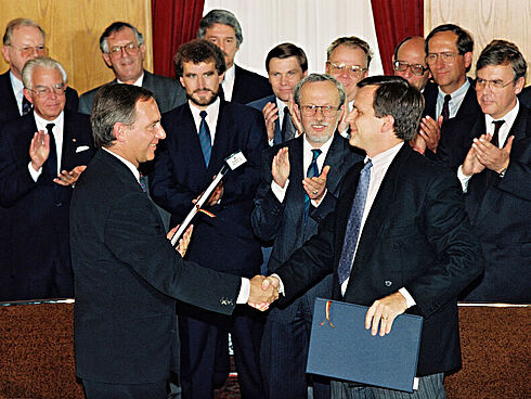 Fotografie von Bundesminister Wolfgang Schäuble und Staatssekretär Günter Krause nach der Unterzeichnung des Einigungsvertrags