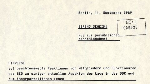 8. Oktober 1989  Streng geheim!  Hinweise auf Reaktionen progressiver Kräfte zur gegenwärtigen innenpolitischen Lage in der DDR  Nach vorliegenden Hinweisen aus der Hauptstadt und allen Bezirken der DDR schätzen viele progressive Kräfte, insbesondere Mitglieder der SED, ein, daß die sozialistische Staats- und Gesellschaftsordnung in der DDR ernsthaft in Gefahr ist. Sie bekunden gleichzeitig ihre Bereitschaft, sich an die Seite der Partei zu stellen und die Arbeiter-und-Bauern-Macht vor allen Angriffen innerer und äußerer Feinde zu schützen.  Ihren eigenen Feststellungen zufolge habe sich das Stimmungsbild der Bevölkerung der DDR weiter rapide verschlechtert. In vielen Meinungsäußerungen sowie in zahlreichen Eingaben und Stellungnahmen von Arbeitskollektiven, gerichtet an Repräsentanten der Parteiführung, zentrale und territoriale Partei- und Staatsorgane sowie Gewerkschaftsleitungen, wird zum Ausdruck gebracht, daß die Funktionsfähigkeit der Führung und Leitung politischer, ideologischer und volkswirtschaftlicher Prozesse in der DDR erstarrt sei. Viele Werktätige sprechen offen aus, daß sie das Vertrauen in unsere Entwicklung, vor allem in unsere Wirtschaftspolitik, verloren und ernsthafte Zweifel an der Perspektive des Sozialismus in der DDR haben. Die spürbare Zuspitzung vorhandener innenpolitischer Probleme und Schwierigkeiten, die durch die "Massenfluchten" sowie die Formierung einer inneren Opposition und von ihr inszenierter provokatorischer Aktionen noch weiter verschärft wird, seien Beweis für eine umfassende gesellschaftliche Krise in der DDR. Diese Entwicklung habe zu einer erheblichen Zunahme von Erscheinungen der Verunsicherung, der Ratlosigkeit und Resignation unter Parteimitgliedern, Mitarbeitern des Staatsapparates und weiteren gesellschaftlich aktiv tätigen Personen sowie zu einem erheblichen Absinken der Leistungsbereitschaft und Arbeitsdisziplin in allen gesellschaftlichen Bereichen geführt.