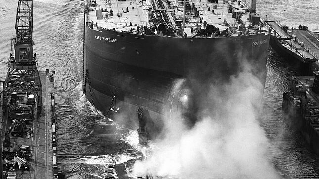Schiff mit Namen 'Esso Hamburg' verlässt den Hafen