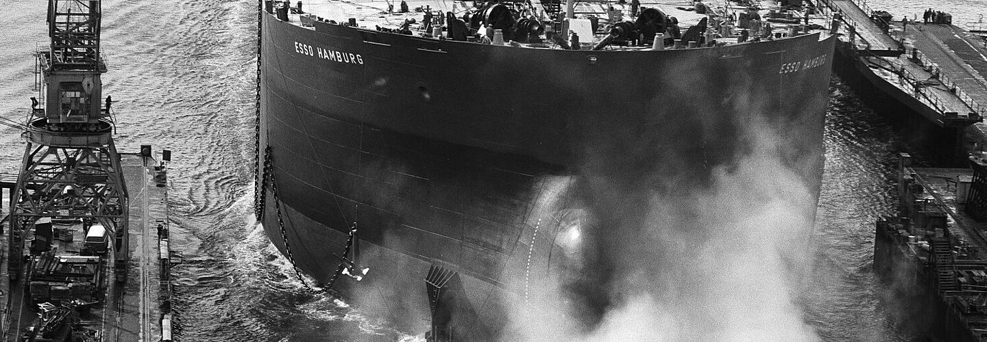 Stapellauf des Tankers „Esso Hamburg“ Schiff mit Namen "Esso Hamburg" verlässt den Hafen