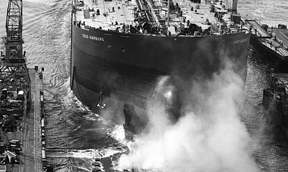Schiff mit Namen 'Esso Hamburg' verlässt den Hafen