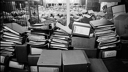Mitarbeiterin mit unsortiertem Aktenmaterial im Zentralarchiv der Behörde des Bundesbeauftragten für die Unterlagen des Staatssicherheitsdienstes der ehemaligen DDR