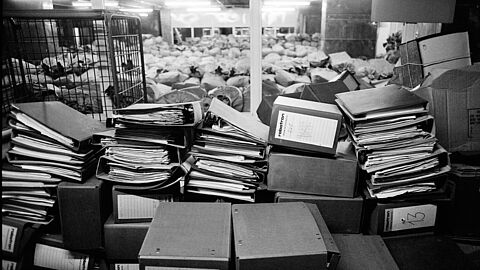 Mitarbeiterin mit unsortiertem Aktenmaterial im Zentralarchiv der Behörde des Bundesbeauftragten für die Unterlagen des Staatssicherheitsdienstes der ehemaligen DDR