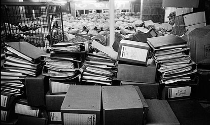 Mitarbeiterin mit unsortiertem Aktenmaterial im Zentralarchiv der Behörde des Bundesbeauftragten für die Unterlagen des Staatssicherheitsdienstes der ehemaligen DDR