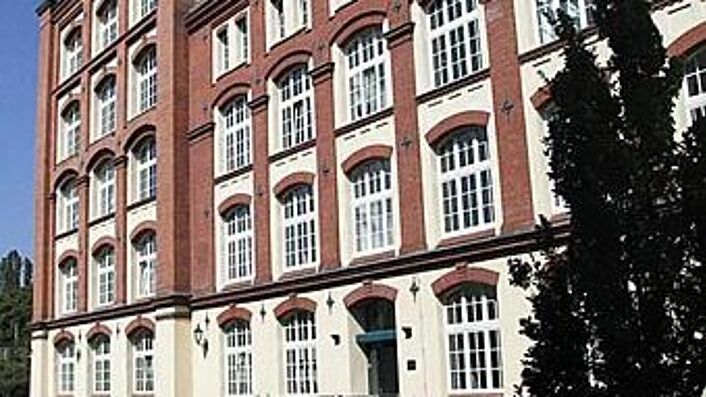 Die Außenstelle Dresden befindet sich im Bürokomplex Riesaer Straße 7 im Dresdner Stadtteil Pieschen.