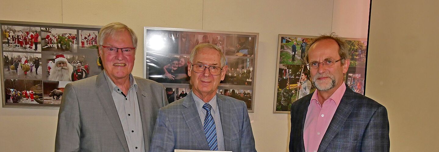 Bild mit Gunter Kaufmann (l.) und Clemens Rehm (r.), die Gründungsmitglied Dietmar Greiser aus dem Vorstand des Fördervereins Erinnerungsstätte e. V. verabschieden