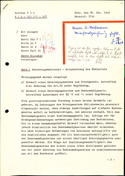 offizielles Behördenschreiben mit Verteilerliste und handschriftlichen Eingangsbestätigungen sowie einem aufgeklebtem Stück Papier, auf dem interne Vermerke notiert worden sind