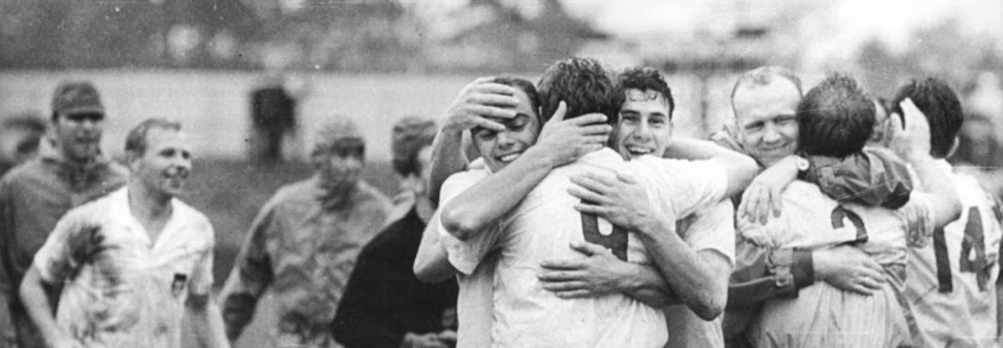 Die Herren-Fußballmannschaft der DDR feiert den Einzug ins Semifinale auf dem Platz, 1964