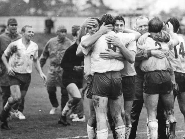 Die Herren-Fußballmannschaft der DDR feiert den Einzug ins Semifinale auf dem Platz, 1964