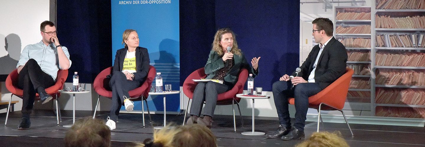 Auf einem erhöhten Podium sitzen Johannes Nichelmann, Dr. Katrin Cholotta, Dagamar Hovestädt und Karsten Huhn.