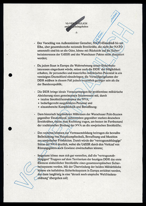 Maschinengeschriebenes Dokument mit den Hinweisen „VS-Vertraulich“ und „VS-Einstufung aufgehoben“