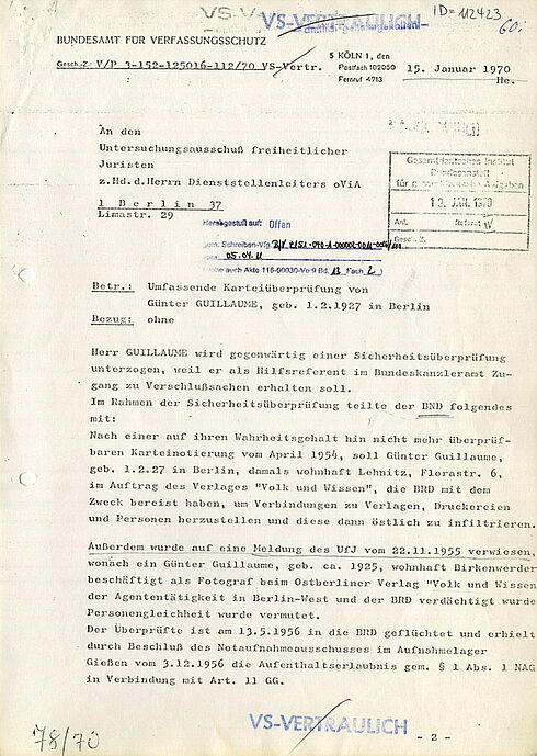 Mit Schreibmaschine erstelltes Dokument mit händisch unterstrichenen Passagen, Stempeln und handschriftlichen behördlichen Angaben