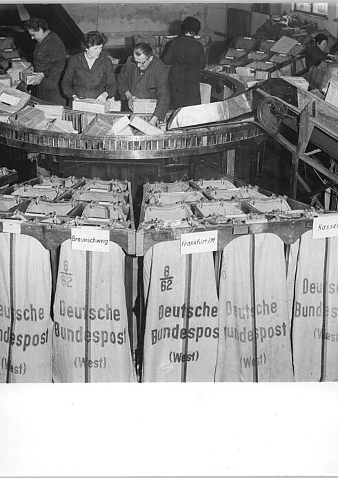 „...eine Million Sendungen mehr ausgeliefert als im gleichen Monat des Vorjahres.“ - Berlin, Ostbahnhof, Paketverteileranlage, 20. November 1962