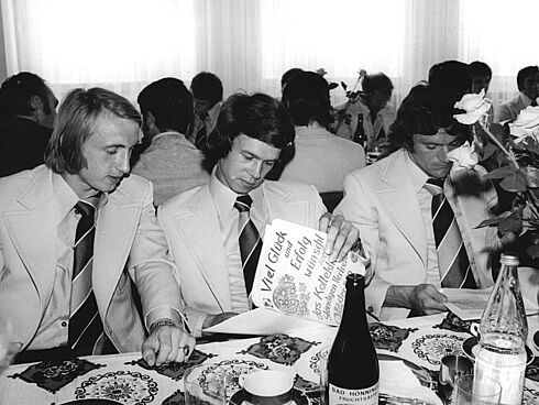Die Fußball-Nationalmannschaft der DDR zu Gast bei Michael Kohl, dem Leiter der Ständigen Vertretung der DDR in Bundesrepublik am 27. Juni 1974 Die Fußball-Nationalmannschaft der DDR zu Gast bei Michael Kohl, dem Leiter der Ständigen Vertretung der DDR in Bundesrepublik am 27. Juni 1974