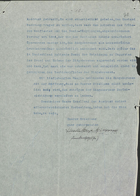 Auf einer Schreibmaschine verfasstes Dokument mit leichten Beschädigungen