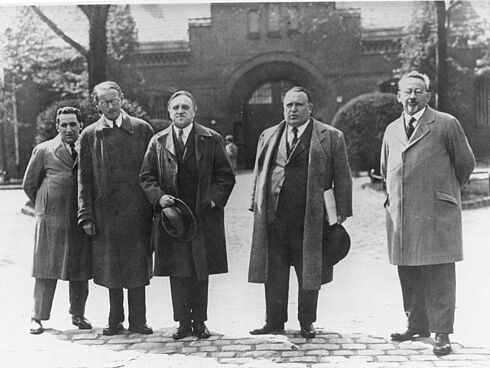 Kurt Großmann und Dr. Rudolf Olden von der Deutschen Liga für Menschenrechte, Carl von Ossietzky und die Rechtsanwälte Dr. Alfred Apfel und Dr. Kurt Rosenfeld vor dem Strafgefängnis Berlin-Tegel