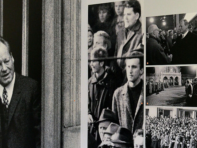 Ausstellungstafeln in einer Raumecke: links Schwarz-Weiß-Fotos zum Besuch von Willy Brandt in Erfurt, rechts kleingedruckter Text.