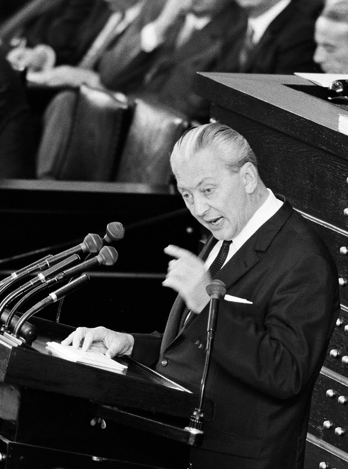 Bundeskanzler Dr. Kurt Georg Kiesinger am Mikrofon des Bundestags mit dem Bericht zur Lage der Nation, 1969