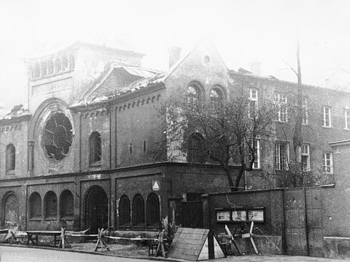 Teilweise ausgebrannte Ohel-Jakob-Synagoge in München, November 1938
