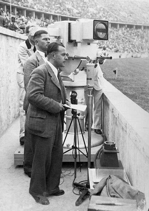 Fernsehkamera im Einsatz bei den 100-Meter-Vorläufen im Olympiastadion