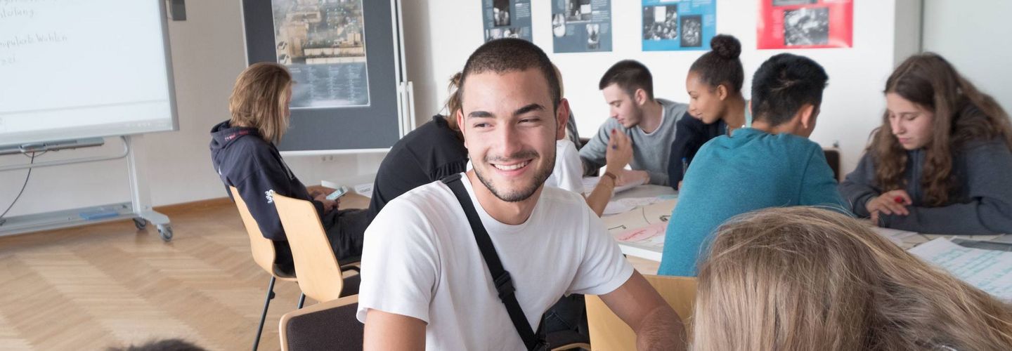 Schülerinnen und Schüler bei der Projektarbeit in „Haus 1“